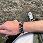 Een persoon die een Stoney Bracelets armband draagt met Matte Lapis Lazuli Stenen (8mm) erop.