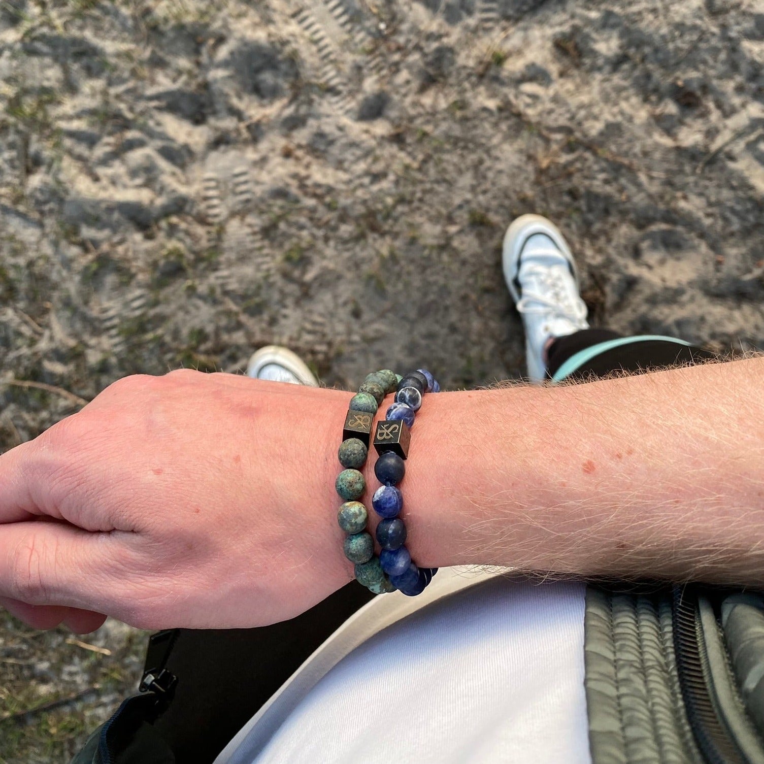 Een persoon die een Stoney Bracelets armband draagt met Matte Lapis Lazuli Stenen (8mm) erop.