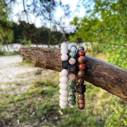 Stoney Bracelets Apollo Set (8mm) armbanden hangend aan een boomtak.