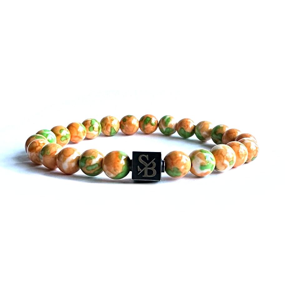 Een Stoney Bracelets armband met Orange Army Stones (8 mm) kraal.