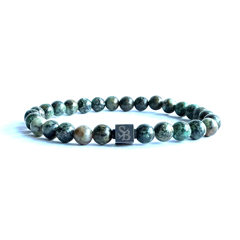 Een armband met Afrikaanse Turquoise stenen (6mm) kralen en een zwart vierkant gemaakt van natuursteen van Stoney Bracelets.