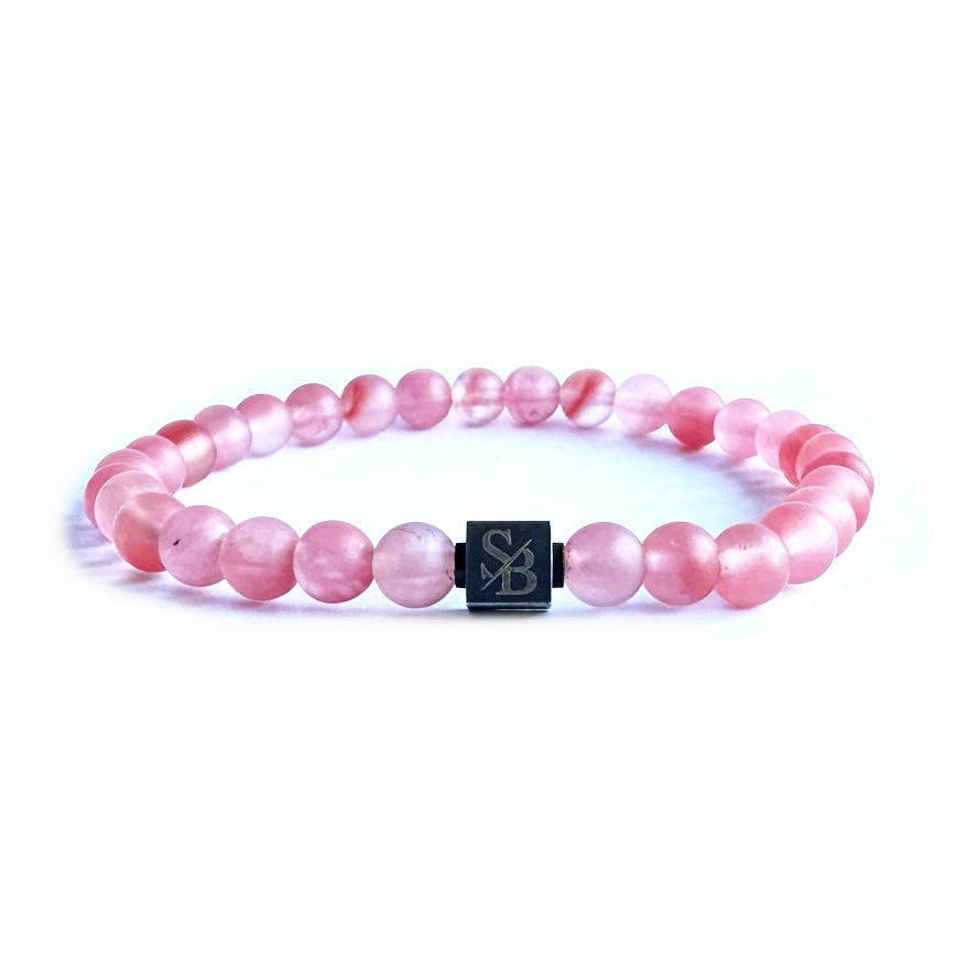 Een roze Cherry Quartz Stones (6mm) armband van Stoney Bracelets met een zwarte metalen sluiting.