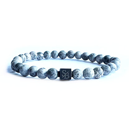 Een zwarte vierkante armband versierd met Matte Jasper Stones (6 mm) van Stoney Bracelets.