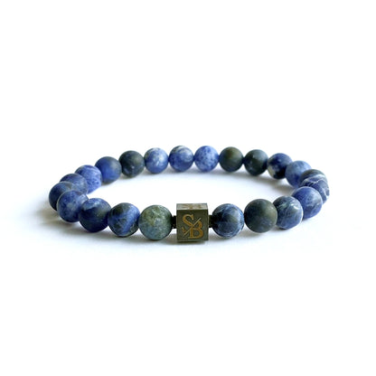 Een armband met Matte Lapis Lazuli Stenen (8mm) en een gouden vierkantje van Stoney Bracelets.