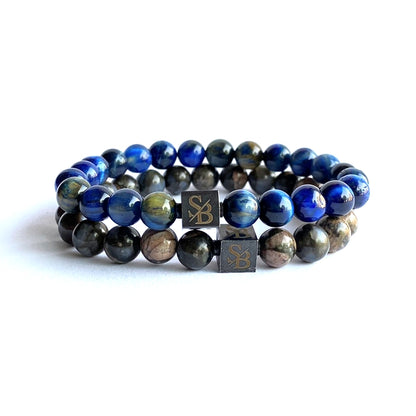 Een paar Stoney Armbanden met blauwe en zwarte Mountain Set (8mm) natuursteen kralen.