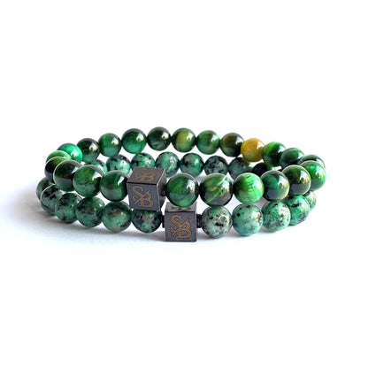 Een paar Nature Set (8 mm) armbanden met een zwart vierkant. Gemaakt van natuursteen door Stoney Bracelets.