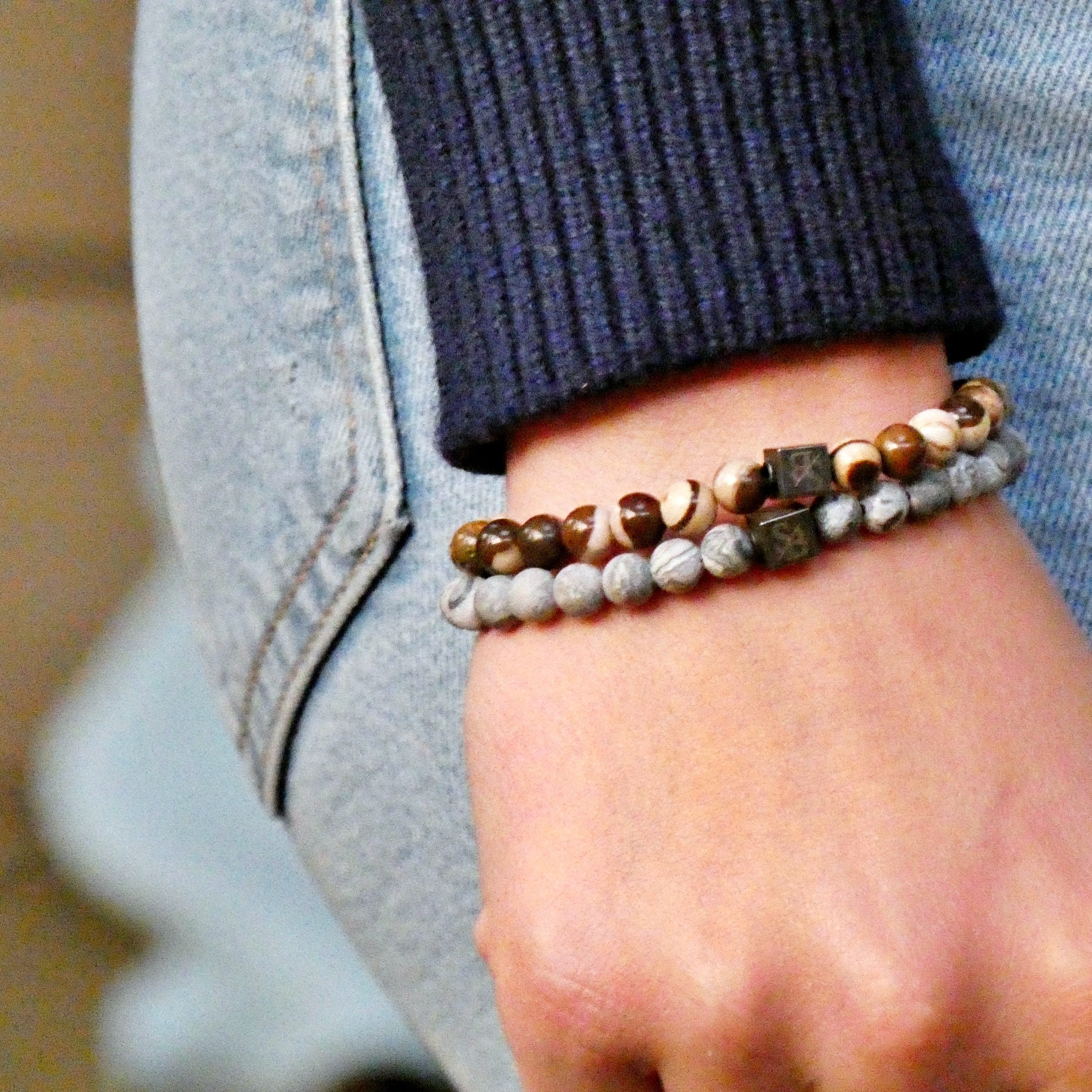 Een persoon die Australische Zebrastenen (6 mm) armbanden draagt van Stoney Bracelets.