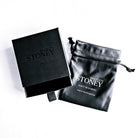 Een zwart etui met het woord Stoney Bracelets erop, perfect voor het bewaren van je Bandit Set (8 mm) sieraden.