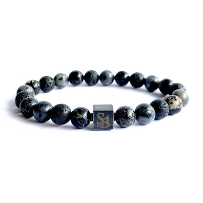 Een zwarte armband met een vierkante Volcanic | Gemengde stenen (8 mm) erop van Stoney Bracelets.