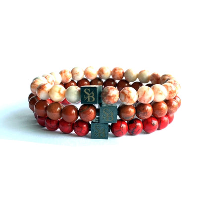 Een set armbanden met rode Triple Red Set (8mm) kralen en witte edelsteenstenen van Stoney Bracelets.