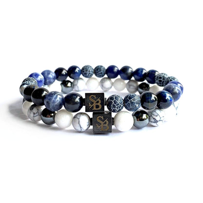 Een Stoney Bracelets armband met Water Set (8mm) erop.